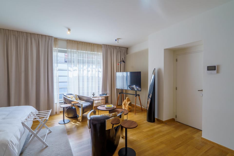 Bed, TV and multimedia, Seating area, Evening entertainment, Bedroom