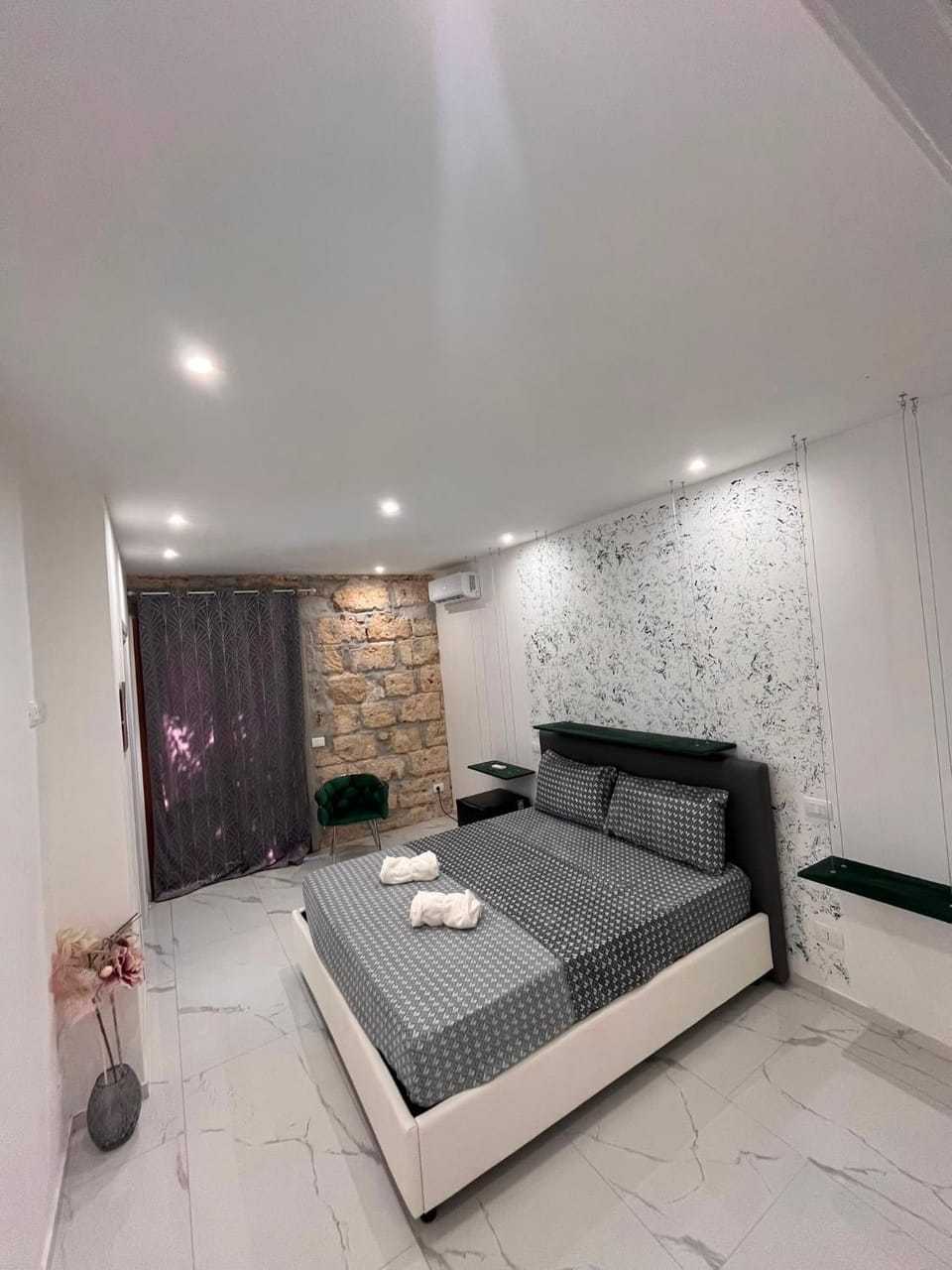 Bed, Living room, Photo of the whole room, Bedroom