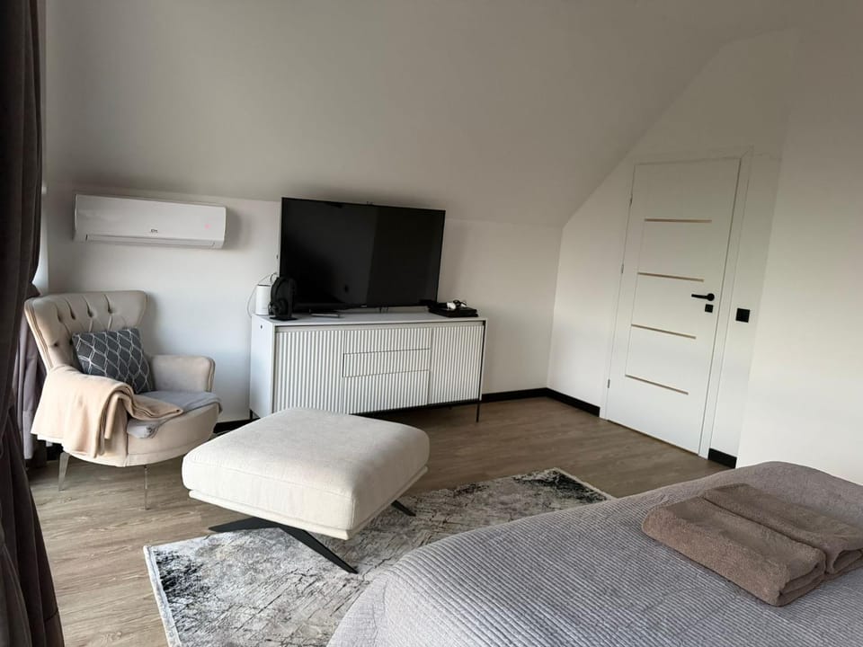 TV and multimedia, Photo of the whole room, Seating area, Bedroom