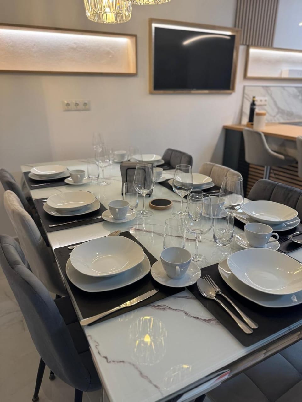 Kitchen or kitchenette, Dining area
