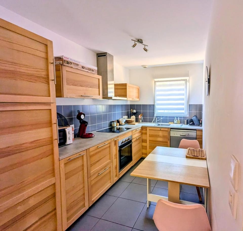 Kitchen or kitchenette, Dining area, oven, stove