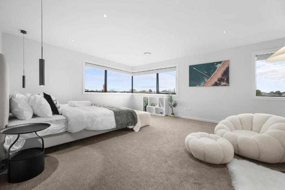 Brand-New Waterfront Sanctuary 4BR 4BA w 4 Parks Villa in Auckland