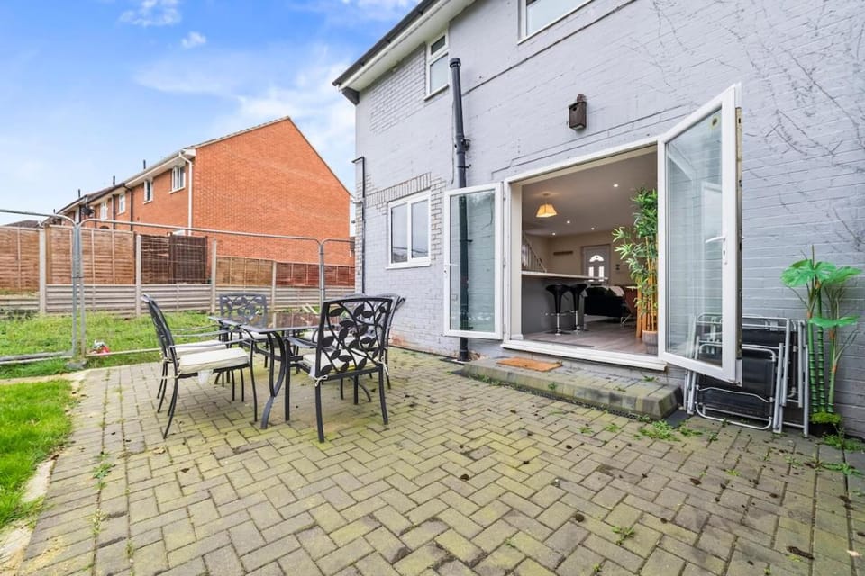 Contractor Base, 3BR, Free Parking, Fast Wi-Fi Apartment in Stroud District
