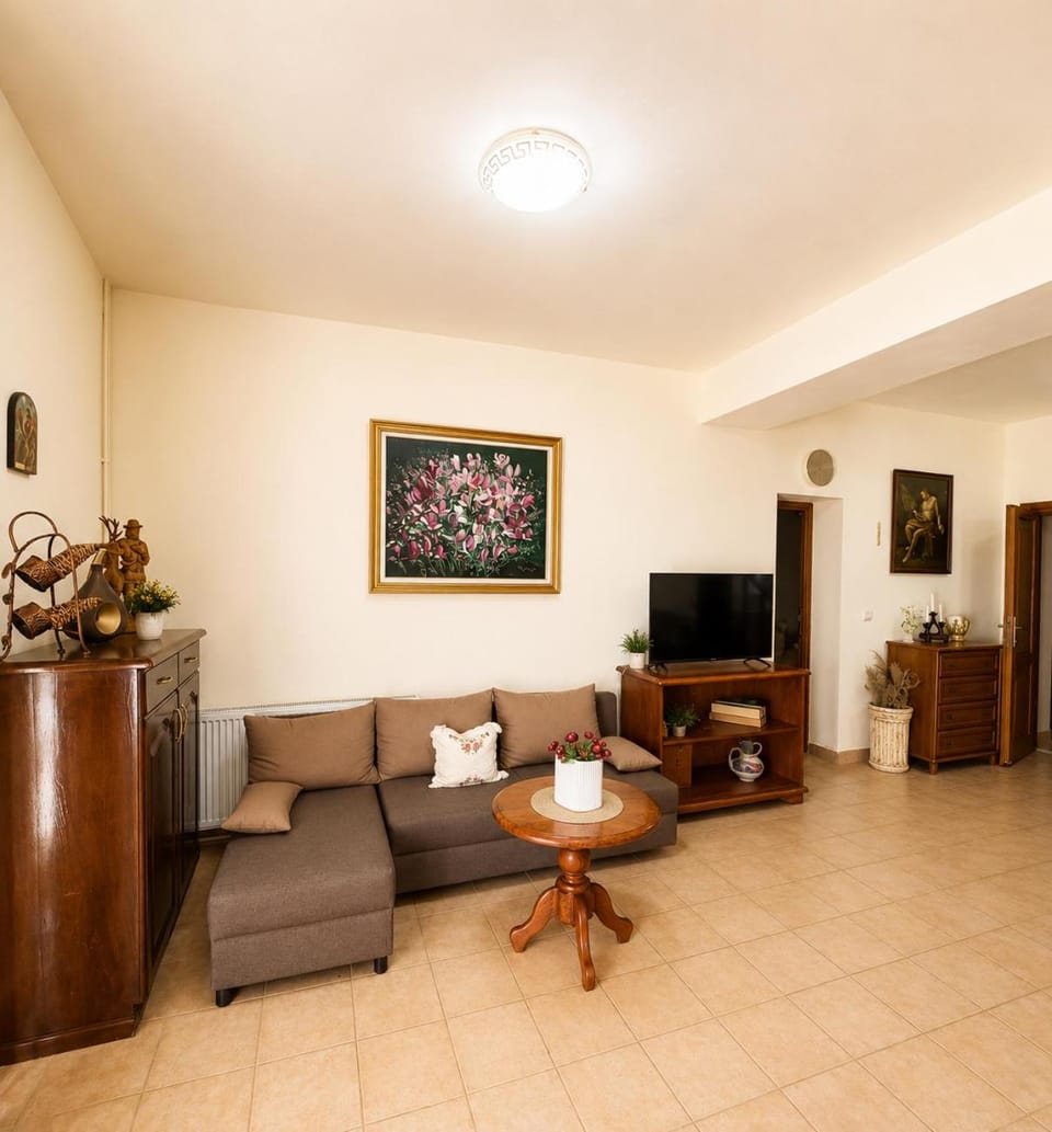 Communal lounge/ TV room, TV and multimedia, Living room, Seating area, Evening entertainment