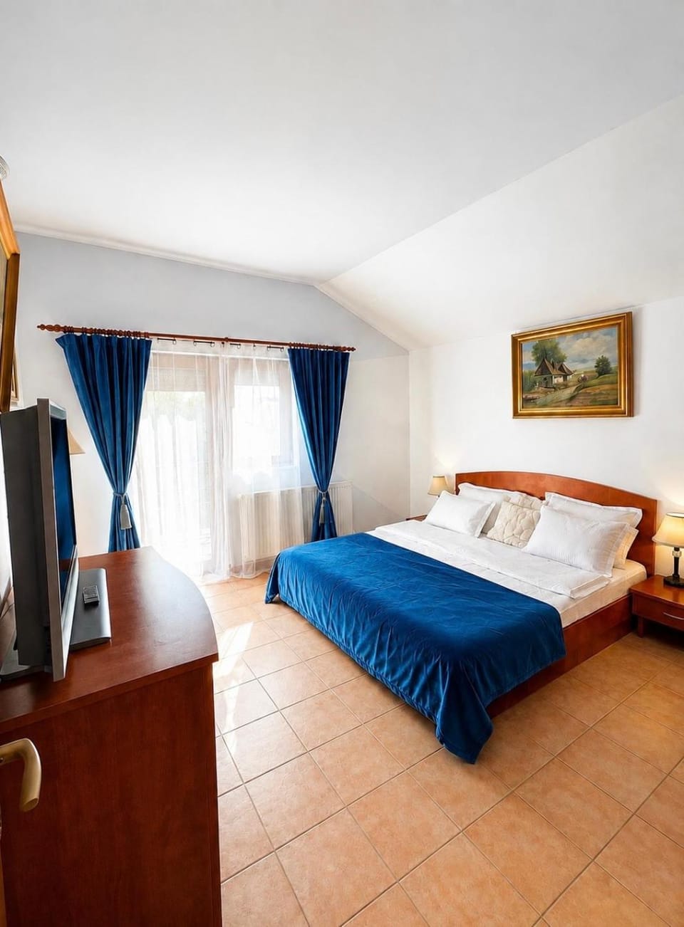 Bed, TV and multimedia, Photo of the whole room, Bedroom