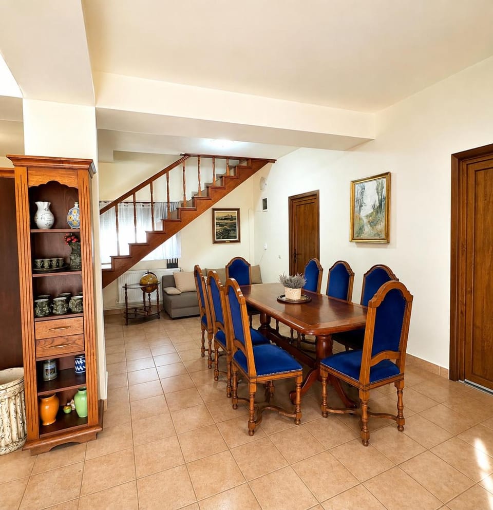 TV and multimedia, Living room, Seating area, Dining area