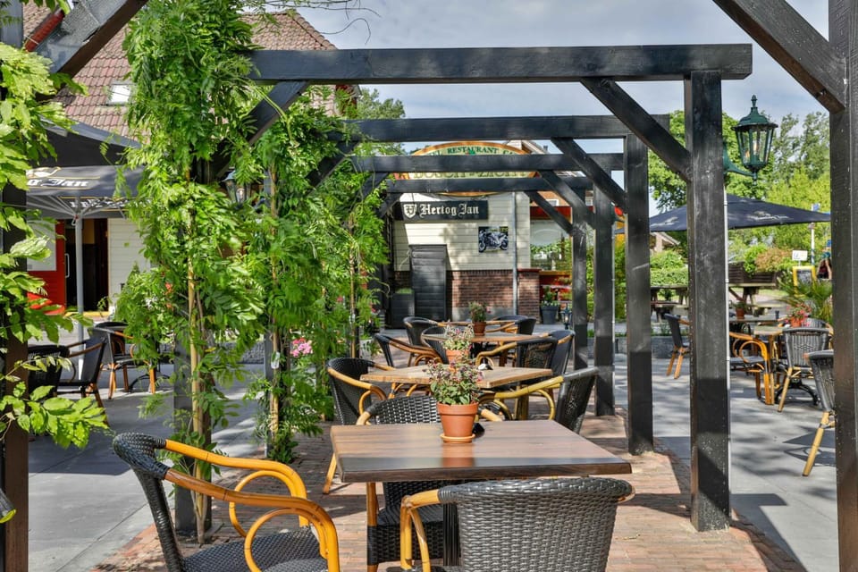 Property building, Restaurant/places to eat, Facade/entrance, Spring, Day, Summer, Balcony/Terrace, Food and drinks, On site, Food, Garden view, Drinks, Alcoholic drinks, Non alcoholic drinks