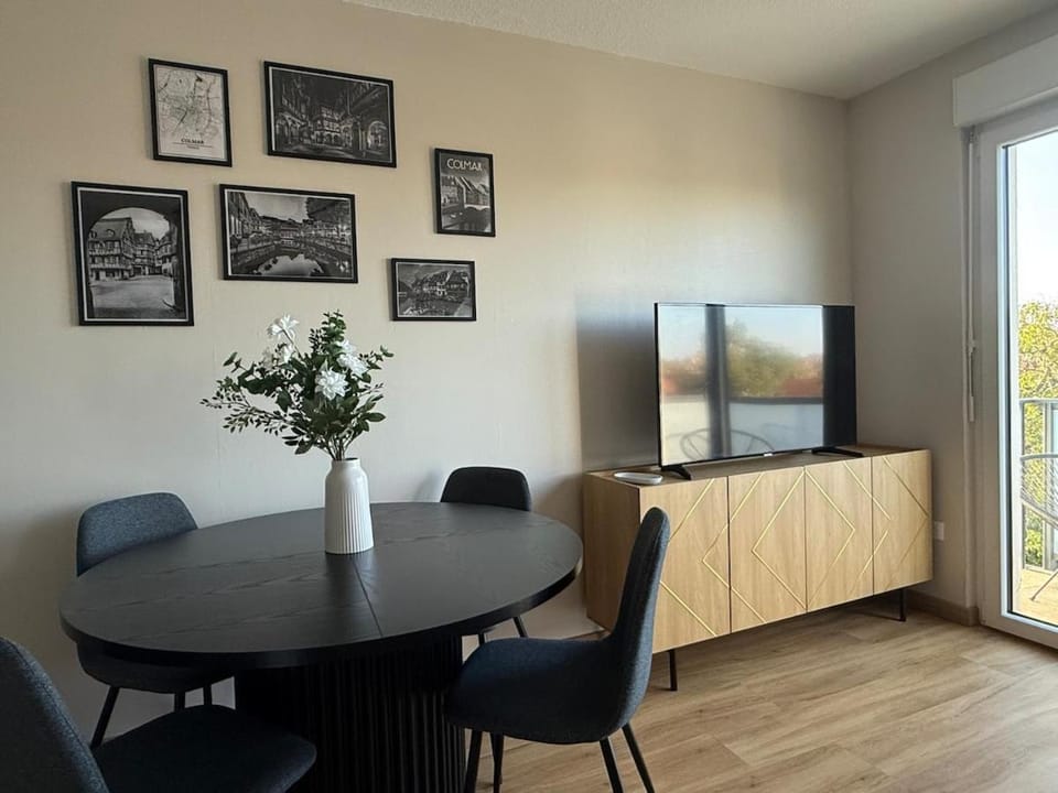 Communal lounge/ TV room, TV and multimedia, Living room, Seating area, Dining area