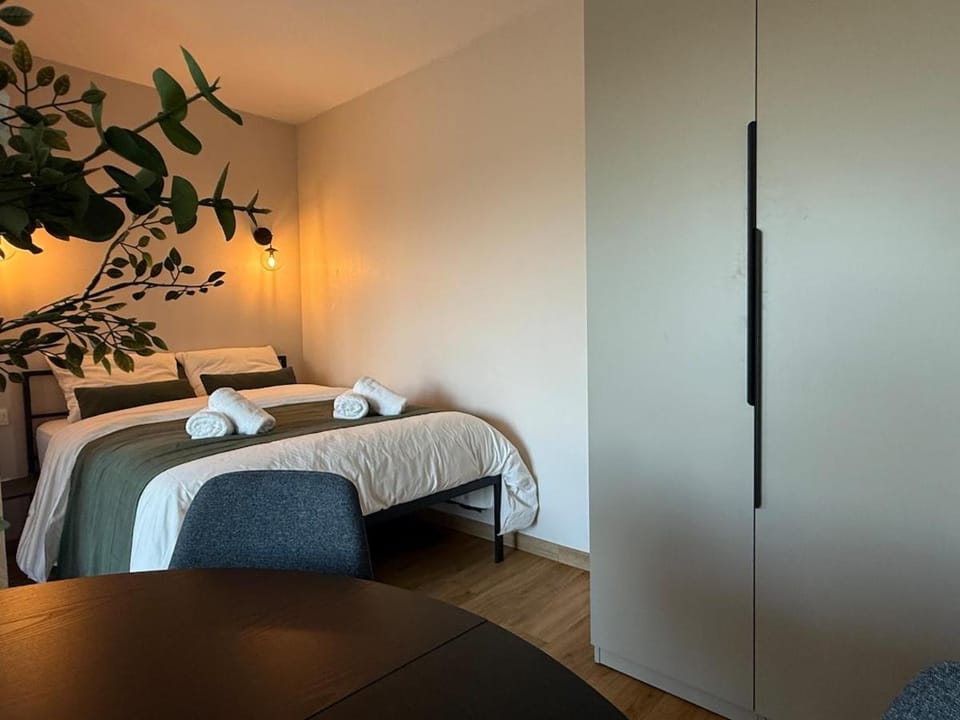 Bed, Photo of the whole room, Bedroom, wardrobe