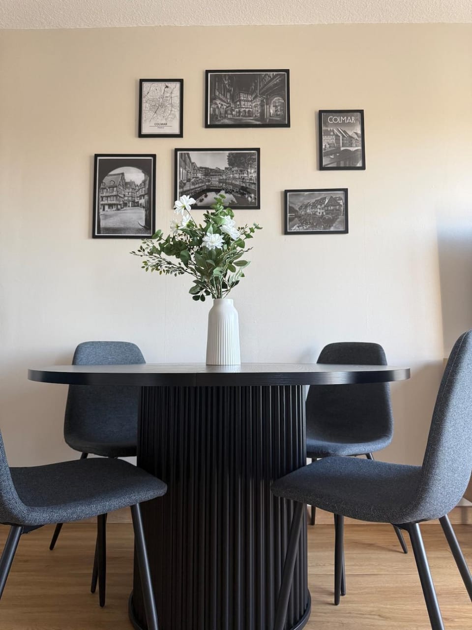 Living room, Decorative detail, Seating area, Dining area