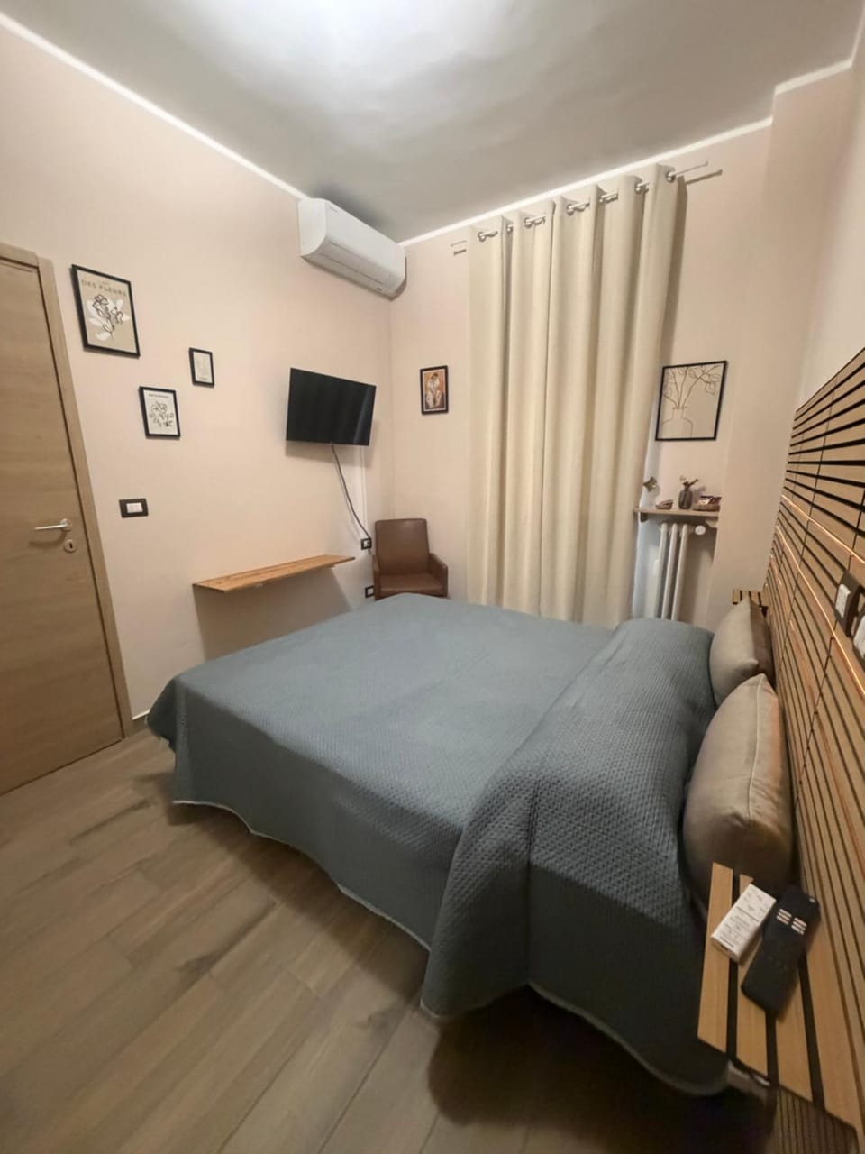 Bed, TV and multimedia, Photo of the whole room, Bedroom, air conditioner