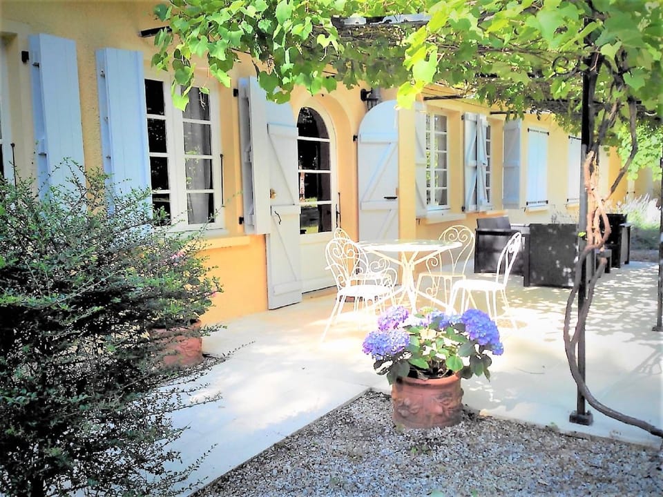 Patio, Facade/entrance