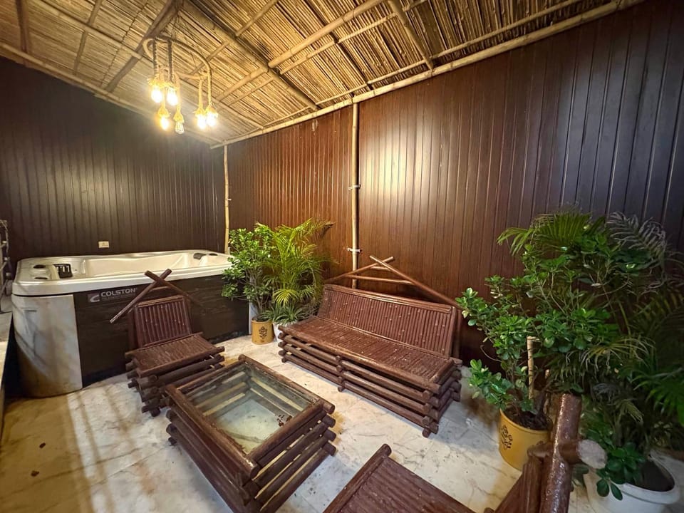 Natural landscape, Hot Tub, Seating area