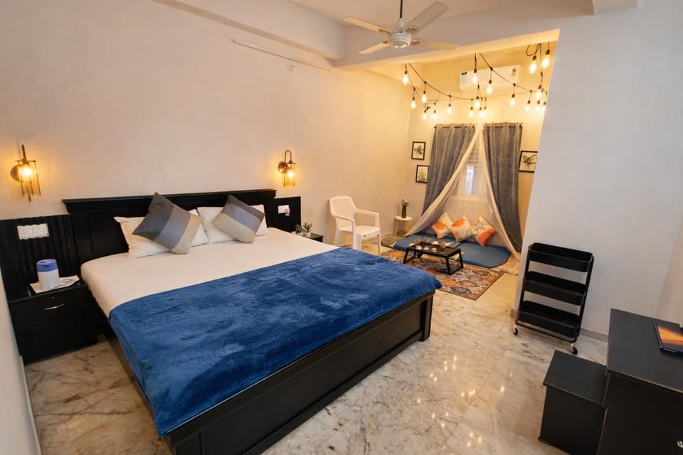 Bed, Living room, Photo of the whole room, Seating area, Bedroom