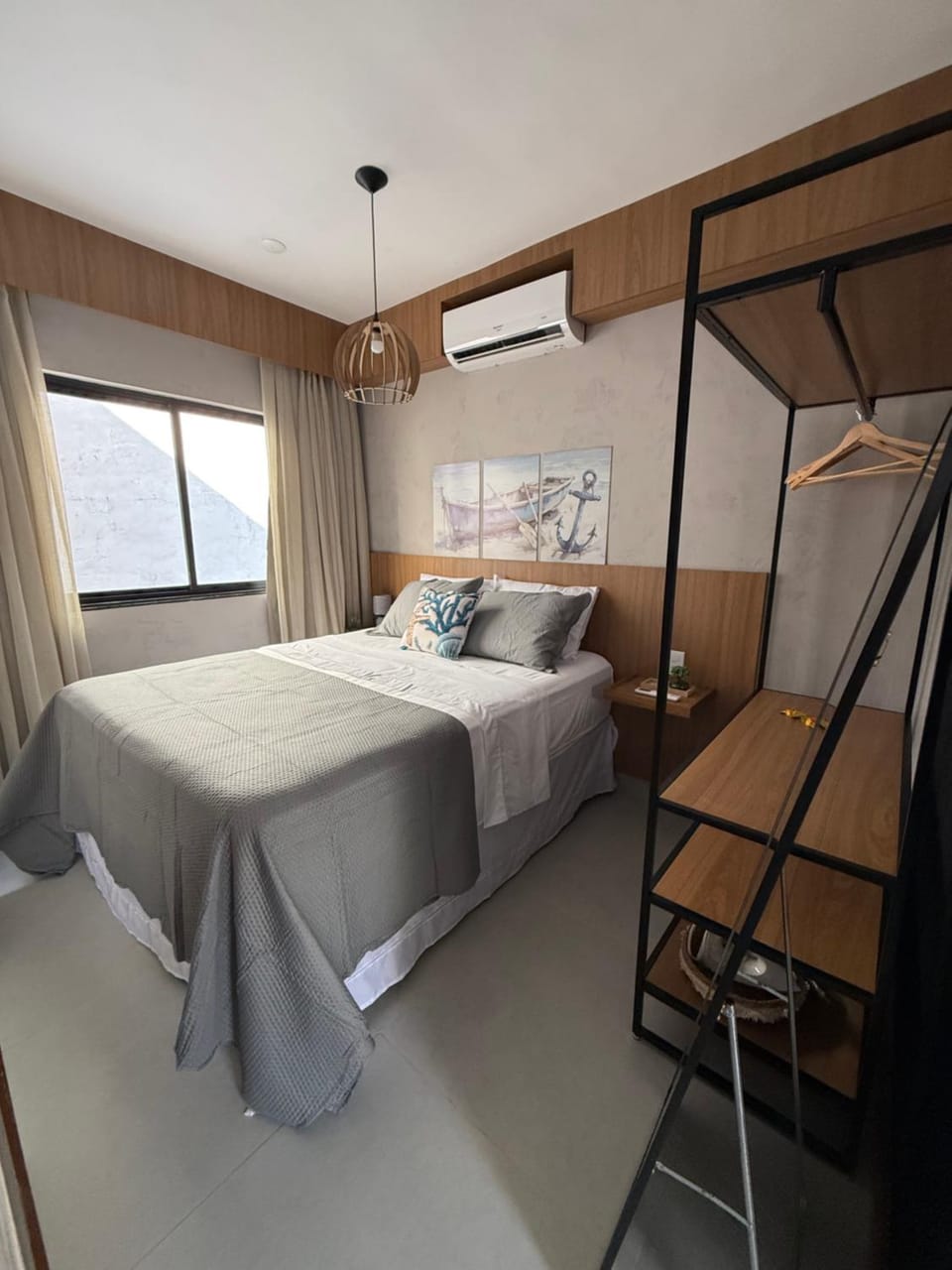 Bed, Photo of the whole room, locker, air conditioner