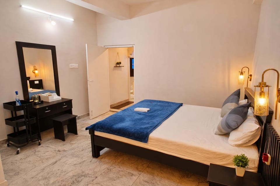 Bed, Photo of the whole room, Bedroom, hair dresser, towels