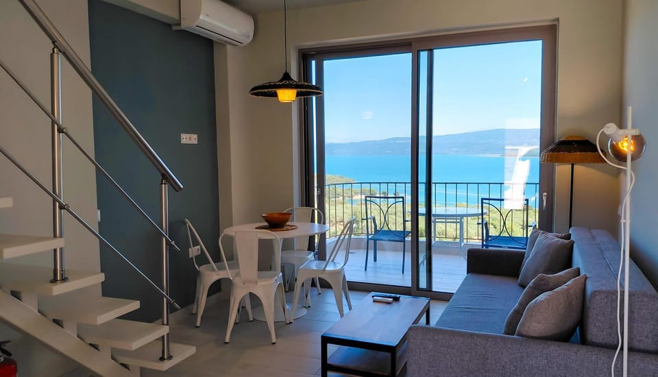 Patio, Natural landscape, View (from property/room), Balcony/Terrace, Living room, Seating area, Dining area, Sea view