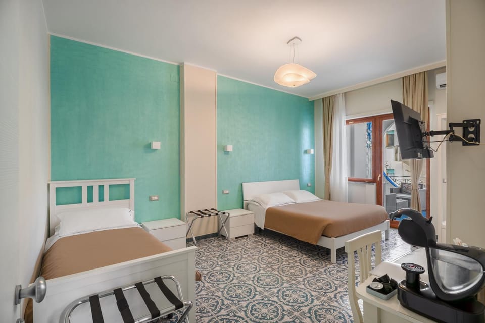 Bed, TV and multimedia, Balcony/Terrace, Photo of the whole room, Decorative detail, Bedroom