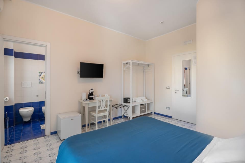Bed, Bathroom, TV and multimedia, Bedroom, wardrobe