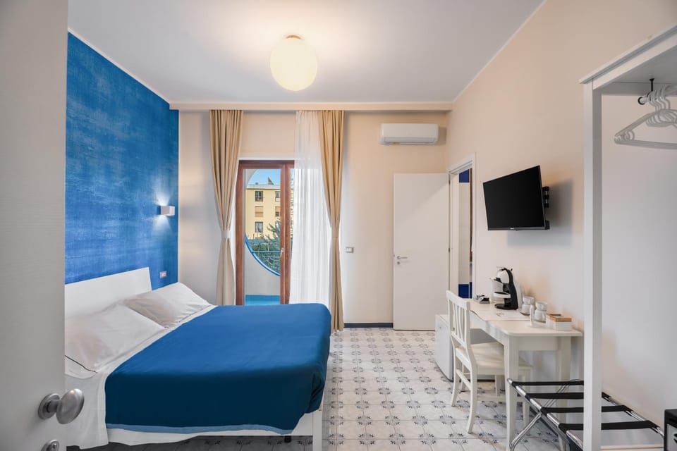 Bed, TV and multimedia, Balcony/Terrace, Bedroom