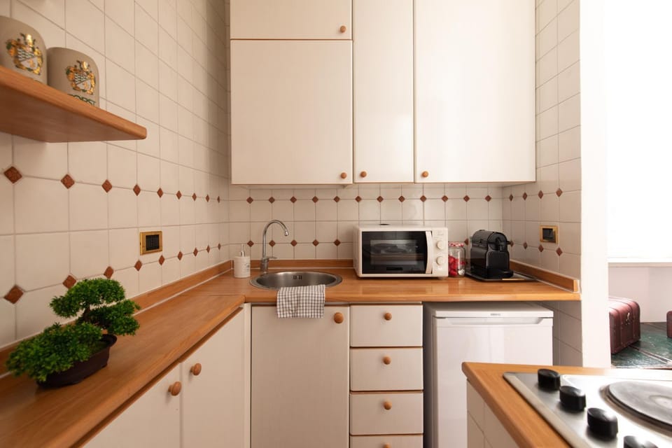 Coffee/tea facilities, Kitchen or kitchenette, stove, toaster
