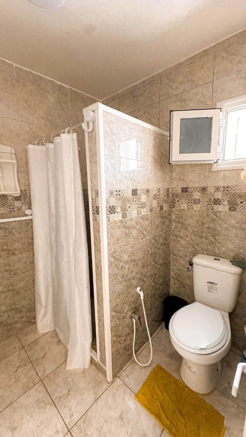 Shower, Toilet, Bathroom, towels