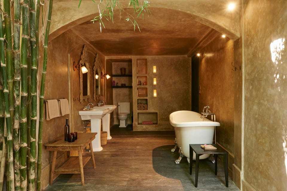 Shower, Toilet, Day, Garden, Garden, Bathroom, Balcony/Terrace, Balcony/Terrace, Living room, Seating area, Bedroom, On site, Swimming pool, Swimming pool