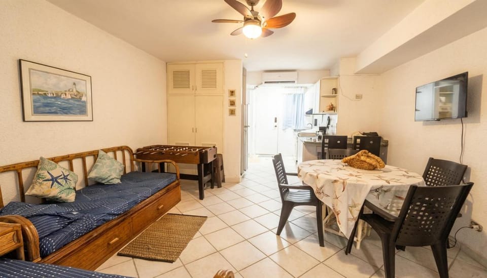 TV and multimedia, Kitchen or kitchenette, Living room, Seating area, Dining area