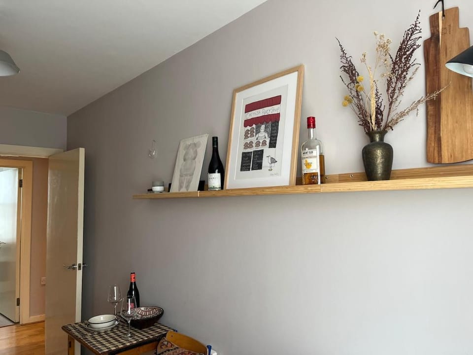 Artistic 1-Bed Flat Central London Elephant Castle Apartment in London Borough of Southwark