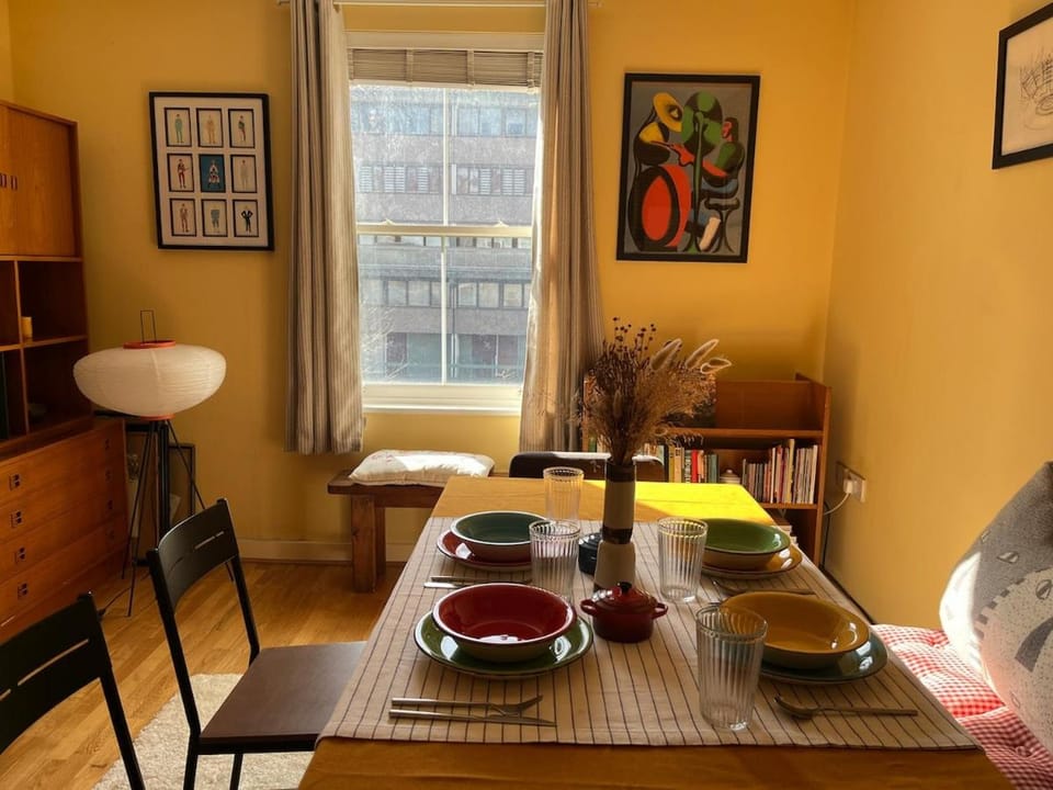 Artistic 1-Bed Flat Central London Elephant Castle Apartment in London Borough of Southwark