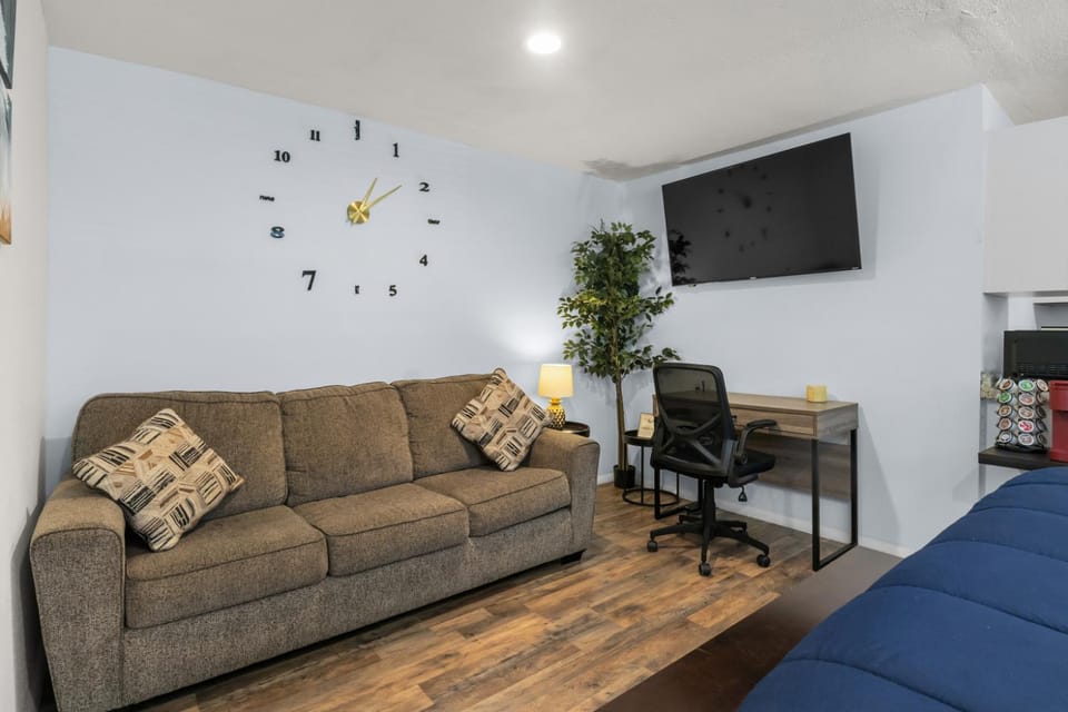 Quiet Lakeland Studio Private Drive & Entry Apartment in Lakeland