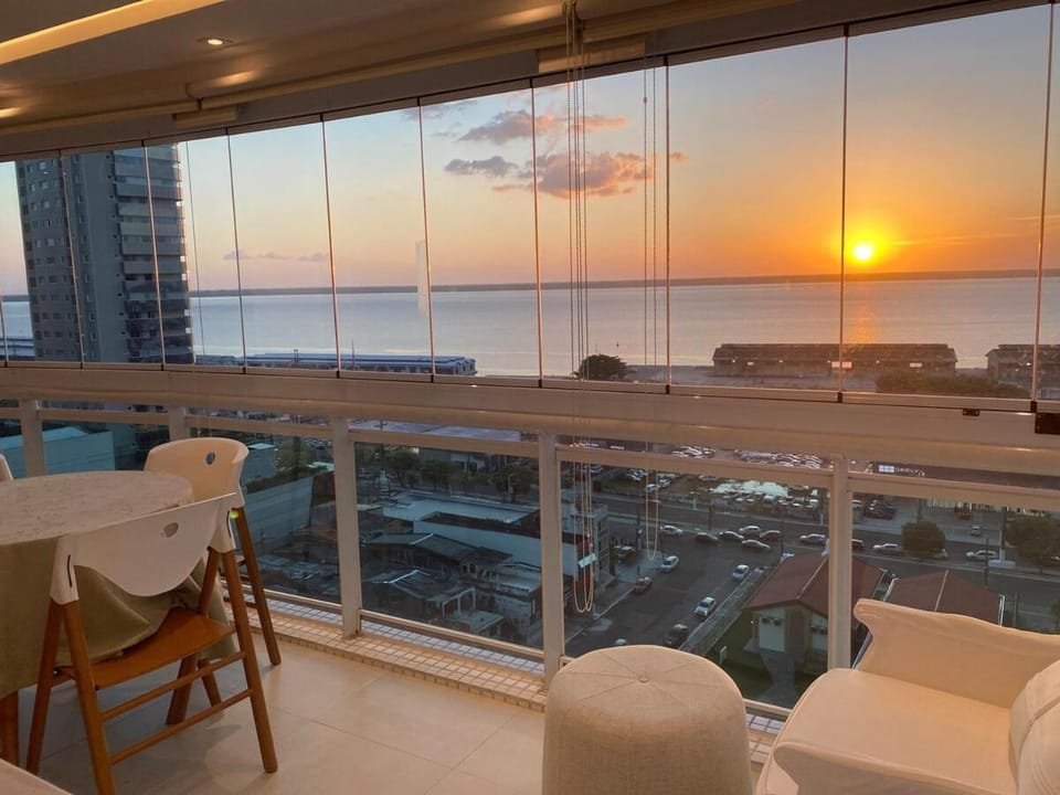 Apartamento alto padrão com varanda para o Rio Apartment in Belém
