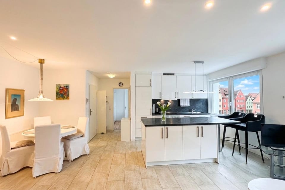 TV and multimedia, Kitchen or kitchenette, Living room, Seating area, Dining area, minibar, stove