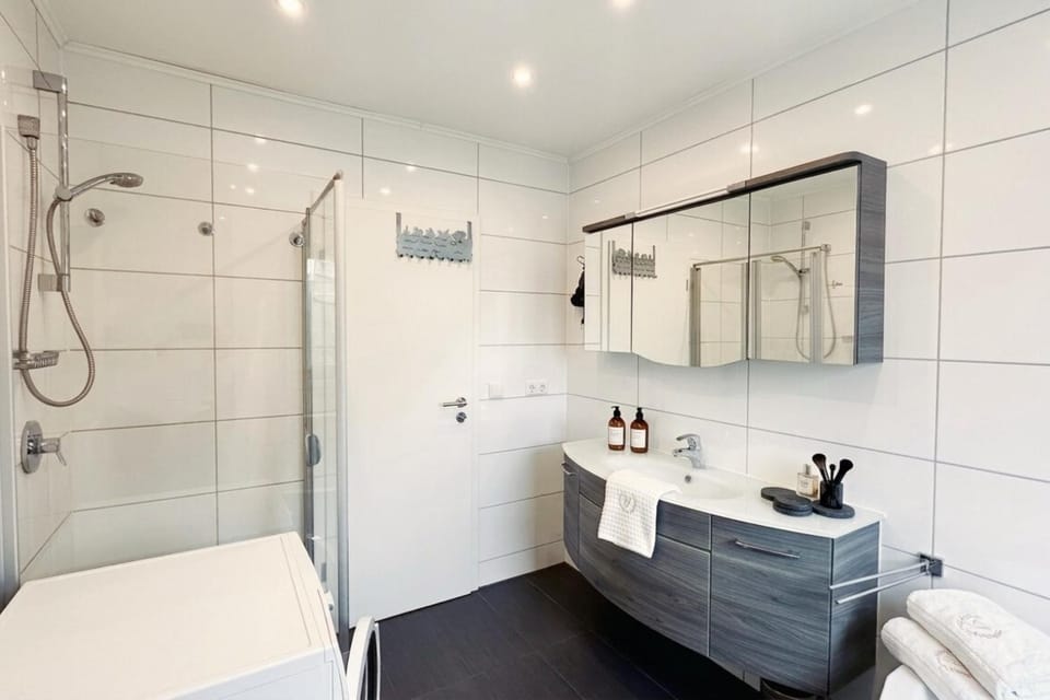 Shower, Bathroom, Bath, towels