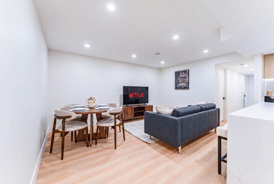 TV and multimedia, Living room, Photo of the whole room, Seating area, Dining area