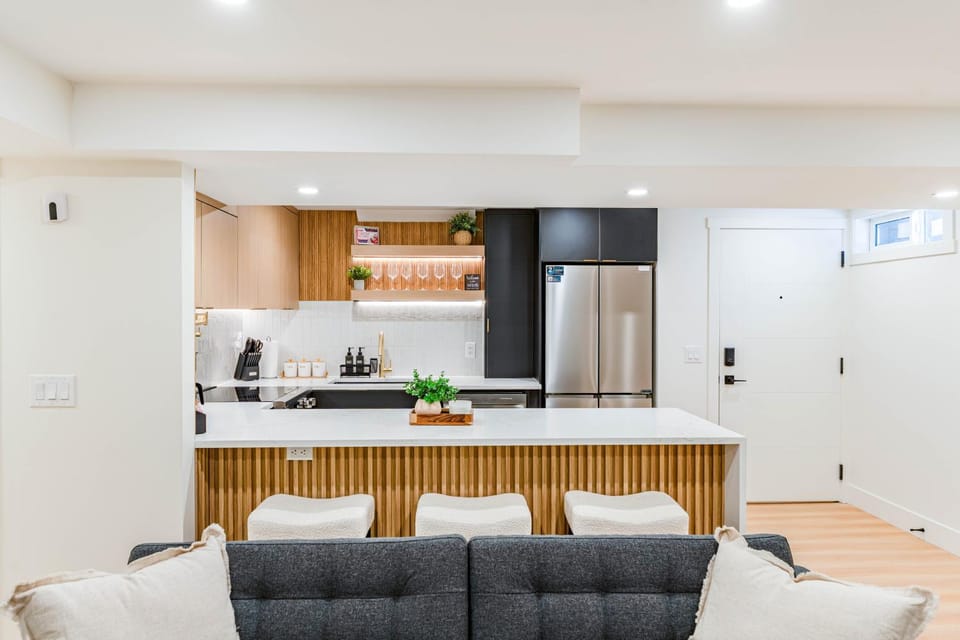 Luxury 3 Bedroom Guest Suite Near Downtown With Free Parking and Airconditioner House in Calgary