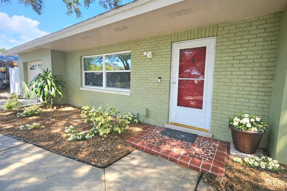Pet-Friendly Pool Home, Minutes to Clearwater Beach and Eagle Lake Park House in Largo