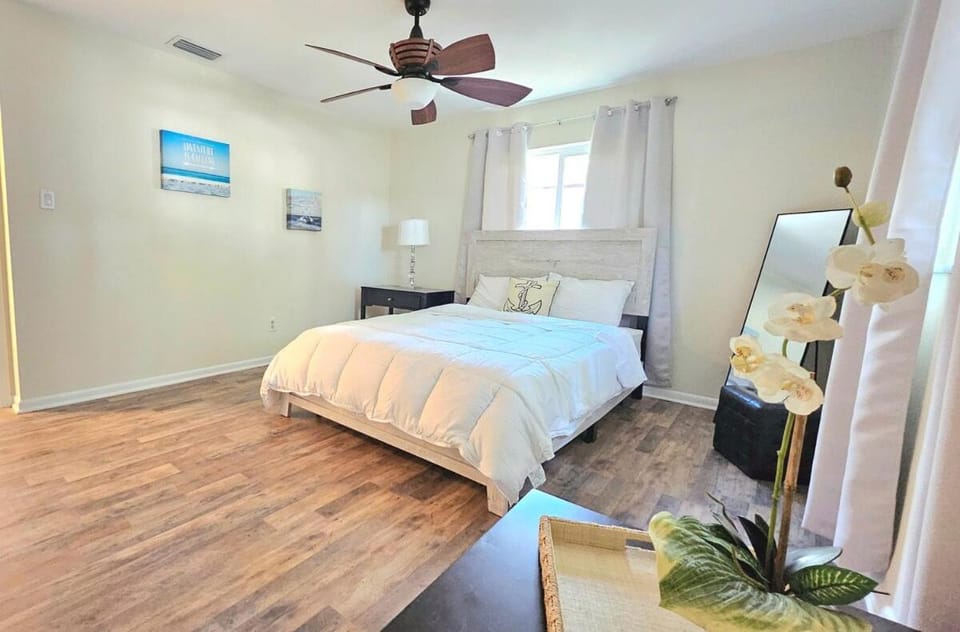 Pet-Friendly Pool Home, Minutes to Clearwater Beach and Eagle Lake Park House in Largo