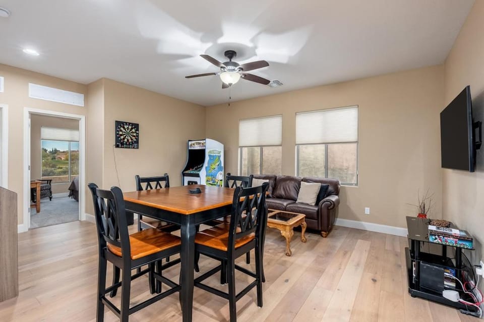 Mountain ViewsGame RoomTheaterHeatedPoolSpa Villa in Gold Canyon