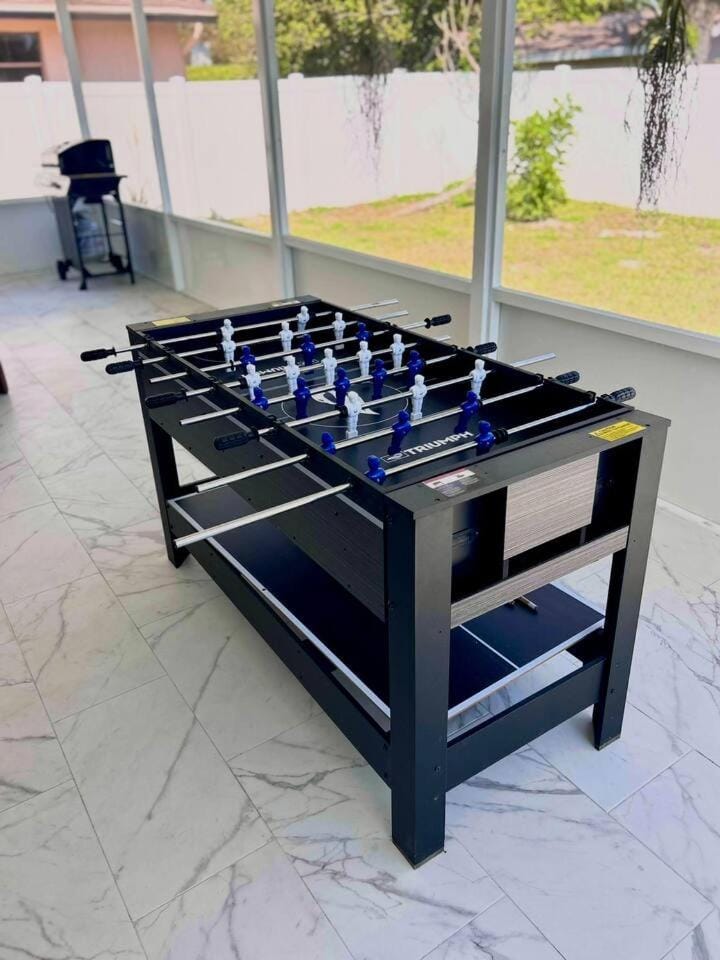 Fam Friendly 4BR Getaway/Game Room/BBQ/Mins to Bch House in Tampa Bay