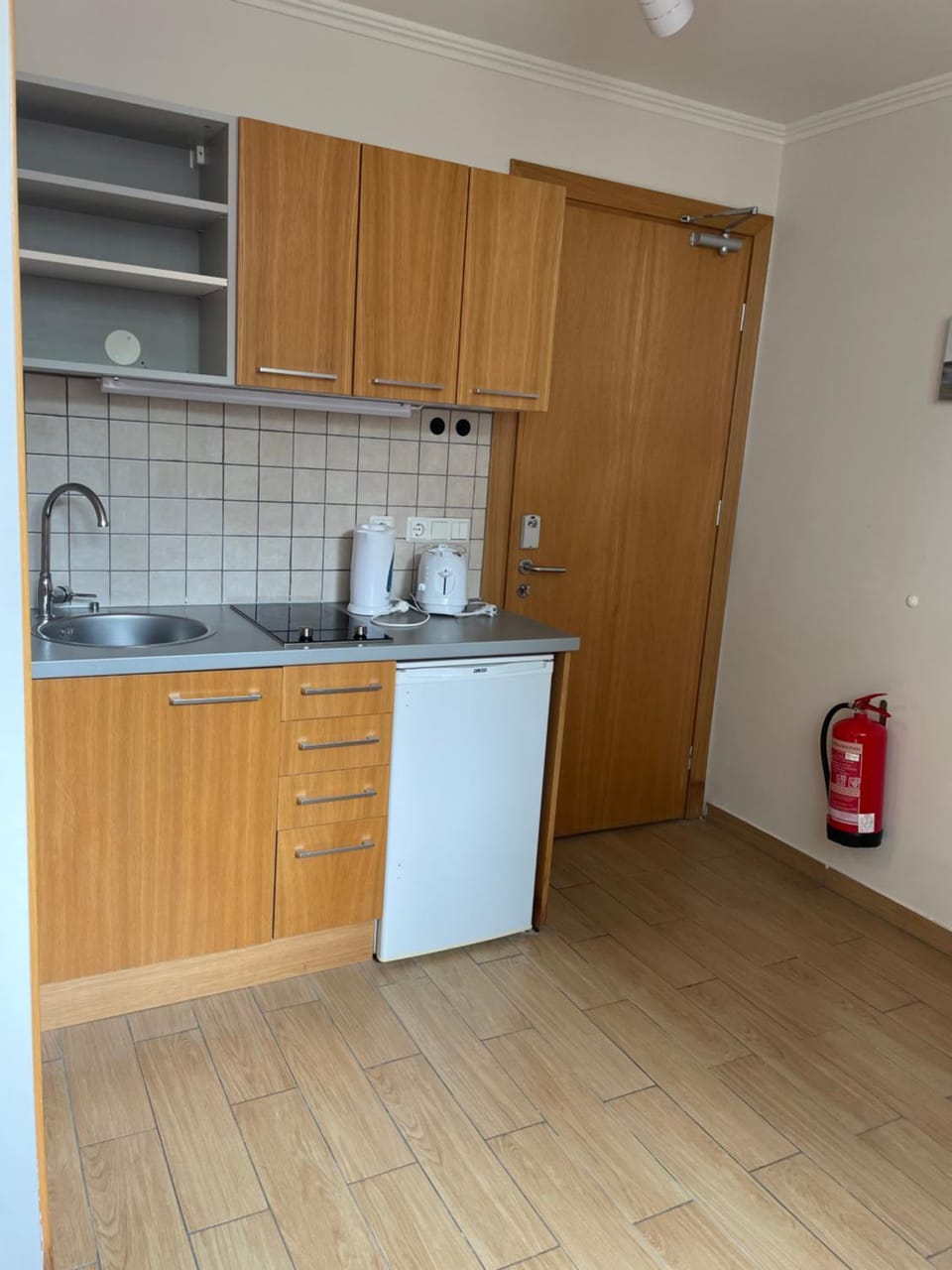Coffee/tea facilities, Kitchen or kitchenette, stove