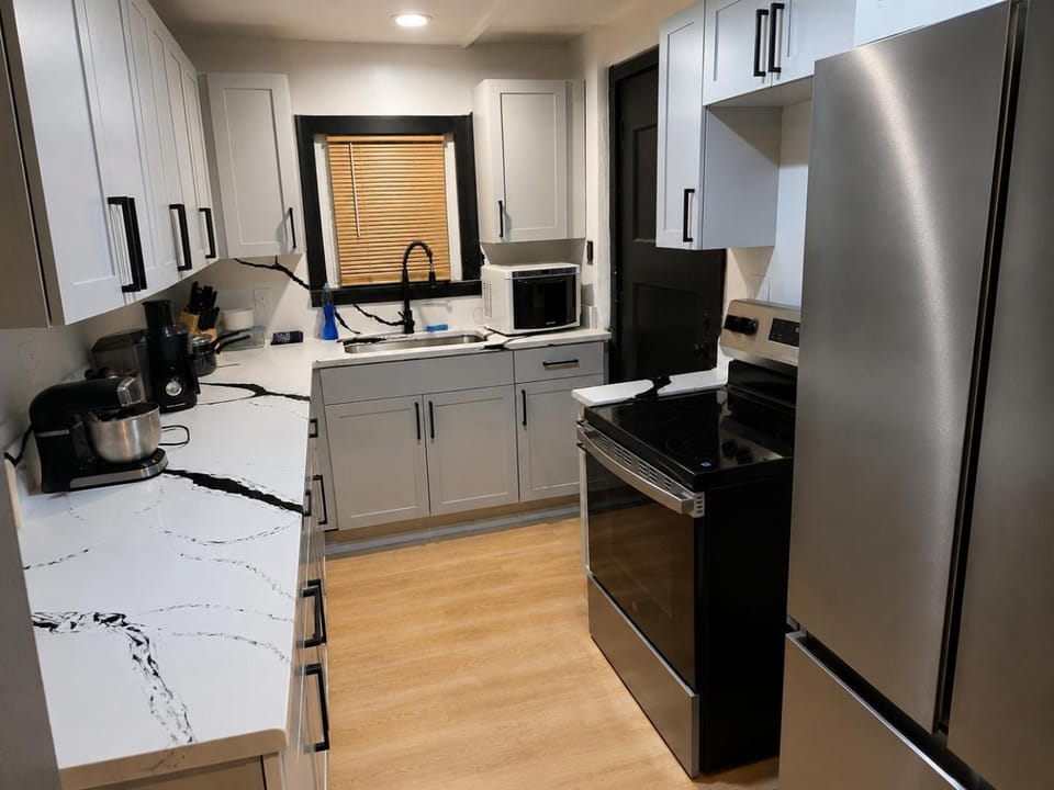 Modern Home Professionals and Business Travelers Apartment in Ohio