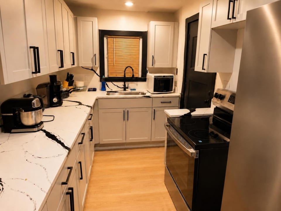 Modern Home Professionals and Business Travelers Apartment in Ohio