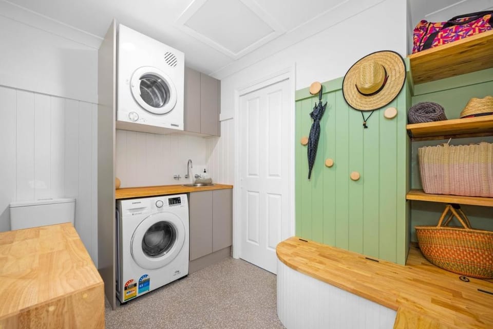 Green Oasis, family home with pool, ducted air-con House in Port Macquarie