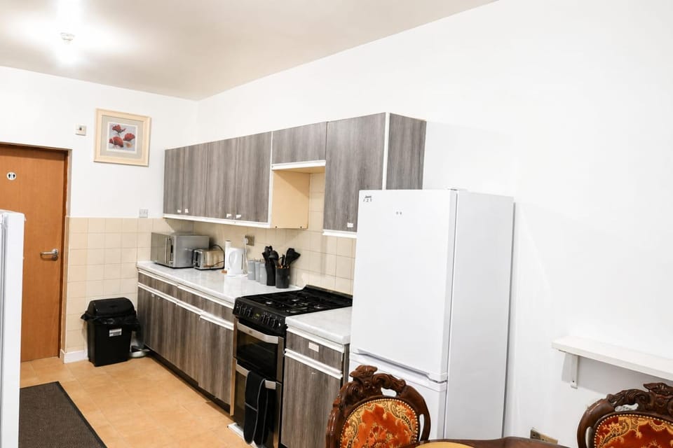 Charming Double Room with TV & Workspace Vacation rental in Wolverhampton
