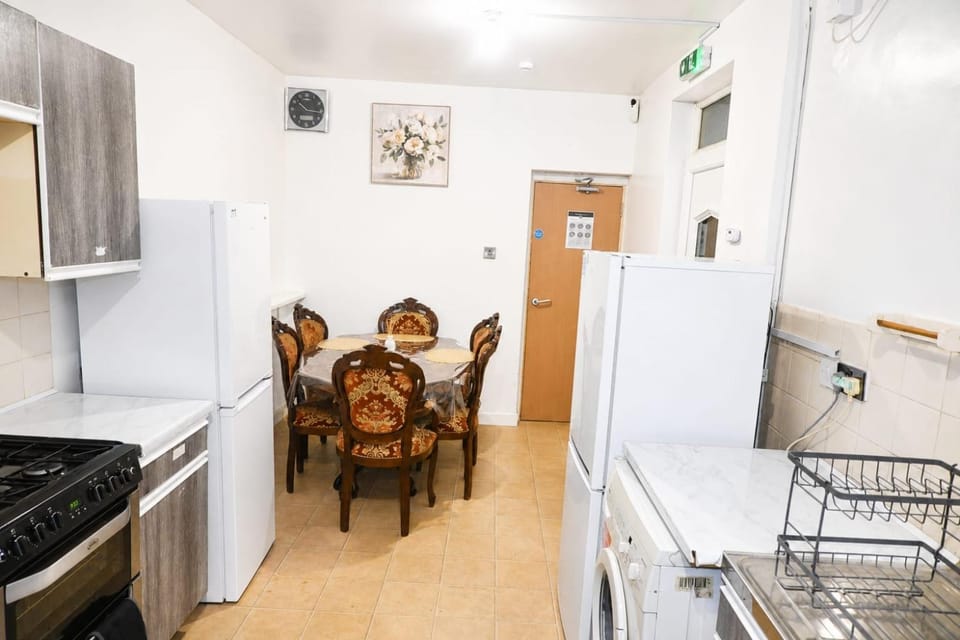 Charming Double Room with TV & Workspace Vacation rental in Wolverhampton