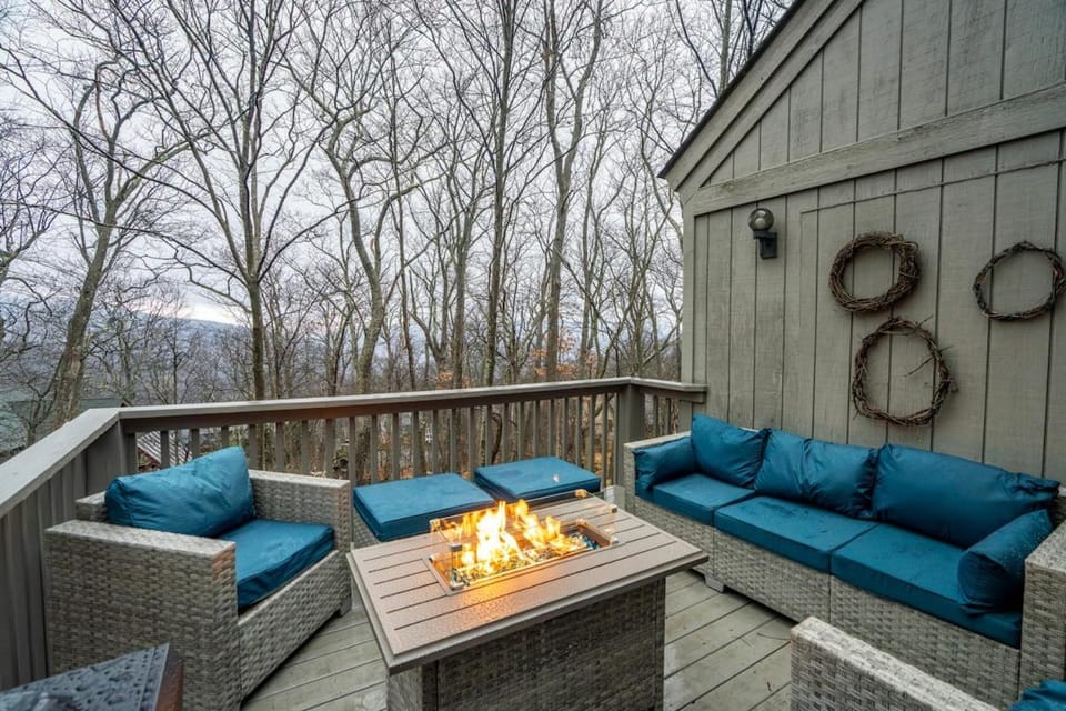 Walk to SKi Slopes and Hot Tub House in Massies Mill