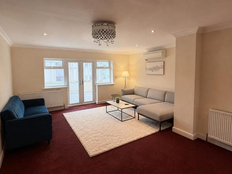 Grand House Near Hillingdon Station 6 Bedrooms, 5 Bathrooms & Private gated 6 parking spaces House in Uxbridge