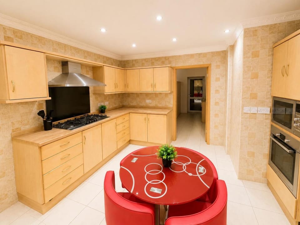 Grand House Near Hillingdon Station 6 Bedrooms, 5 Bathrooms & Private gated 6 parking spaces House in Uxbridge