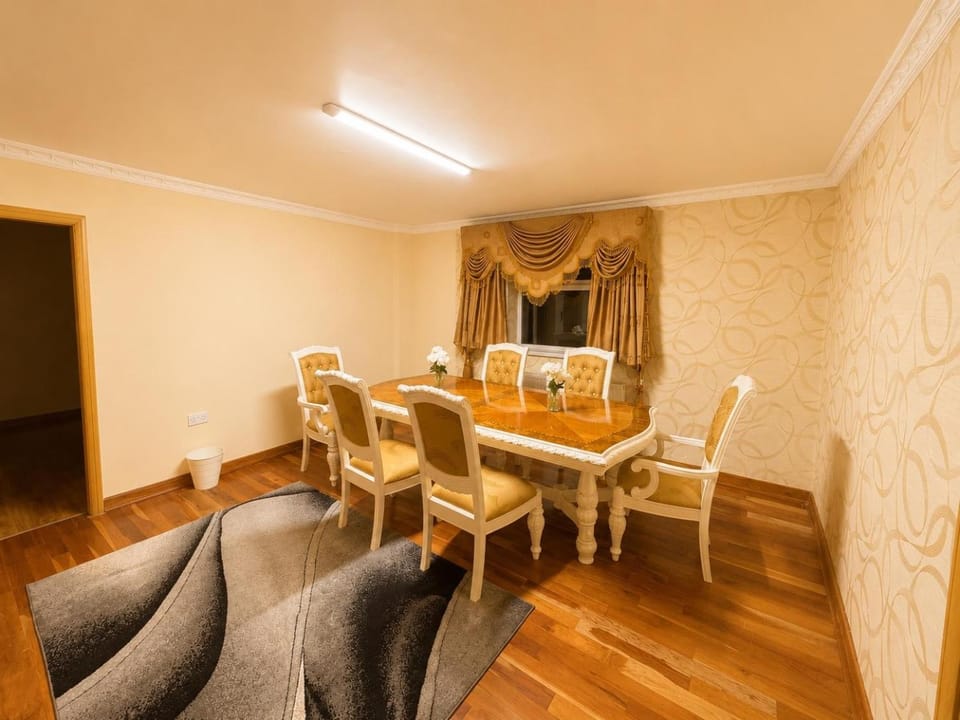 Grand House Near Hillingdon Station 6 Bedrooms, 5 Bathrooms & Private gated 6 parking spaces House in Uxbridge
